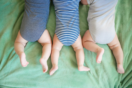 Familia extra numerosa por sorpresa: tenían tres hijos y llegaron trillizos concebidos de forma natural