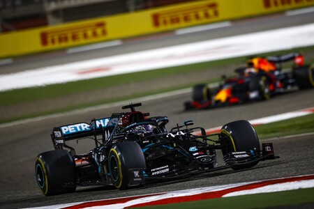 Lewis Hamilton gana, Carlos Sainz remonta y Sergio Pérez rompe en una carrera en la que se evitó la tragedia