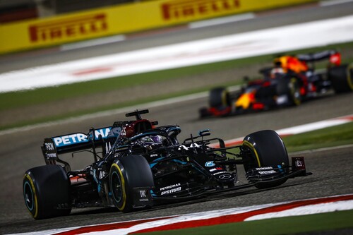 Lewis Hamilton gana, Carlos Sainz remonta y Sergio Pérez rompe en una carrera en la que se evitó la tragedia