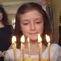 Impactante vídeo sobre los estragos que causa la guerra en la vida de una niña 