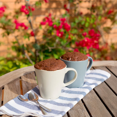 Pastel de chocolate en taza, listo en 15 minutos: la receta exprés al microondas para calmar el antojo de dulce sin ensuciar nada 