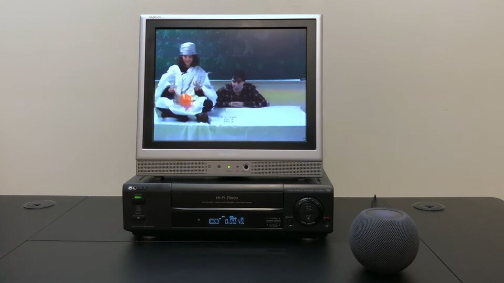 Controlar un viejo vídeo VHS con comandos de voz es de lo más friki que puedes hacer con tu iPhone