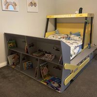Su hijo quería una cama distinta. La solución ha sido construirle una excavadora de ensueño