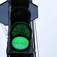 La próxima señal en los semáforos podría ser blanca: para coordinar autos autónomos con los humanos