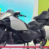 Parece una Honda Gold Wing a pilas, pero es la moto eléctrica grande con más autonomía que jamás haya existido