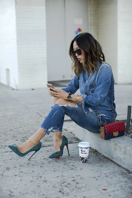 ¿Combinar camisa y pantalón vaquero de distinto tono? Si lo haces bien puede ser una estupenda idea