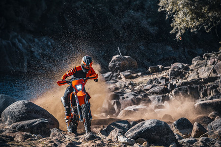 La gama de enduro KTM EXC renueva sus modelos offroad de 2T y 4T y habrá tres ediciones especiales