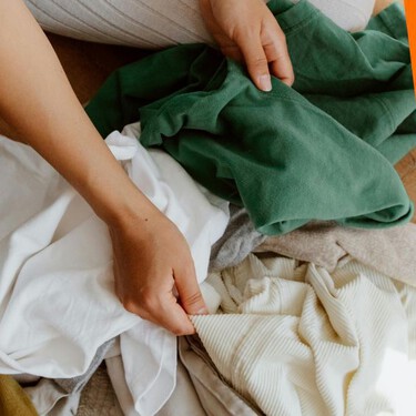 Cómo reutilizar las bolsas de regalos de Navidad para organizar las prendas de tu hogar y darles un segundo uso