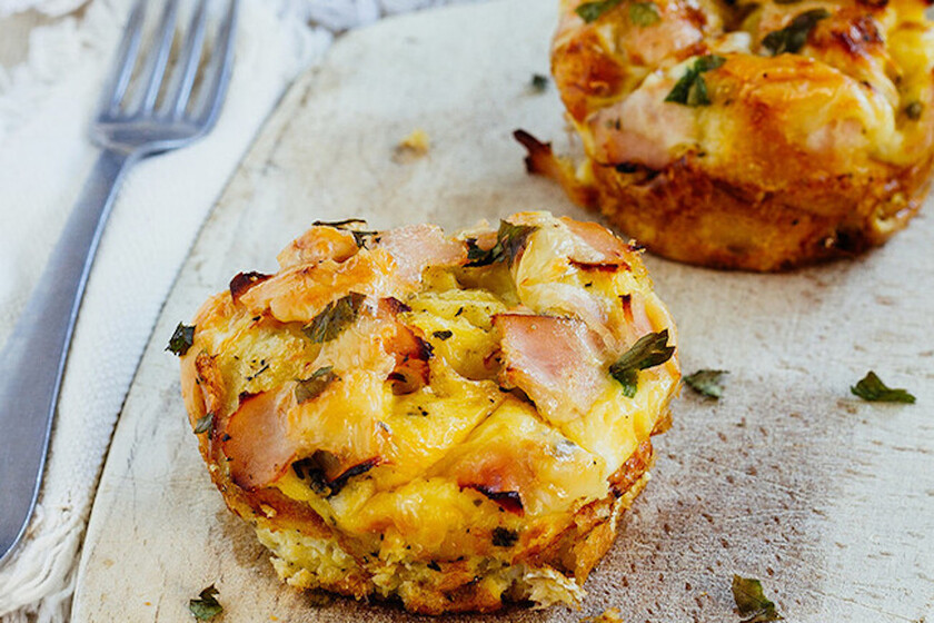 Muffins de huevo con jamón y queso. Receta de desayuno