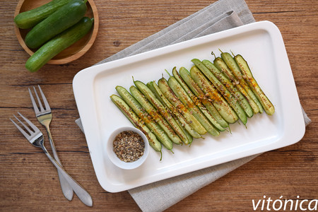 Pepino baby a la plancha con crujiente de semillas: receta saludable