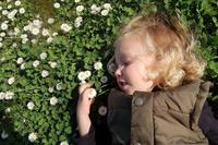 La foto de tu bebé en abril: Noa entre margaritas