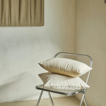 Una almohada convertida en sillón y otras formas de reutilizar las almohadas viejas que tienes en casa