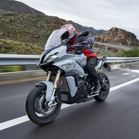 La nueva trail asfáltica BMW S 1000 XR se pone a la venta en España por 18.800 euros