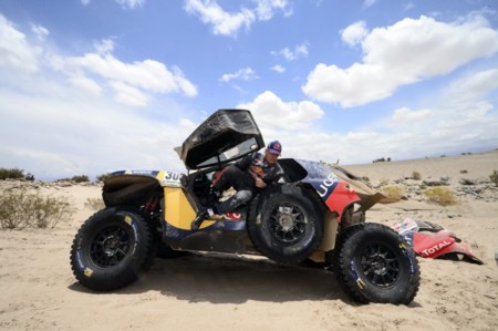 Sainz dice adiós al Dakar, y Peterhansel ya lo tiene casi hecho