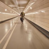 Este túnel lo utilizan 7.000 ciclistas al día. Así es el carril bici subterráneo más antiguo de Europa