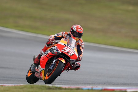 Marc Márquez juega con Andrea Dovizioso para conseguir una aplastante victoria en Brno