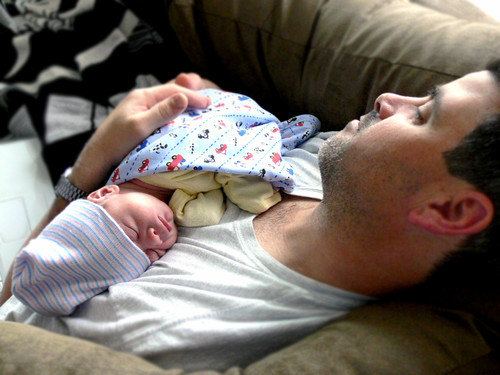 Dormir con el bebé en el sofá es muy peligroso