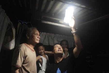Botellas de luz solar que ofrecen esperanza en Filipinas
