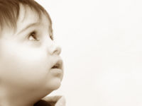 Cómo poner gotas en los ojos a los niños