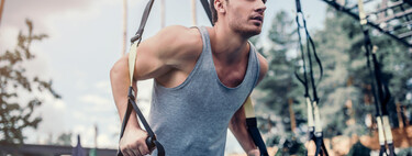 Un entrenamiento con TRX de 20 minutos que puedes hacer al aire libre aprovechando el buen tiempo