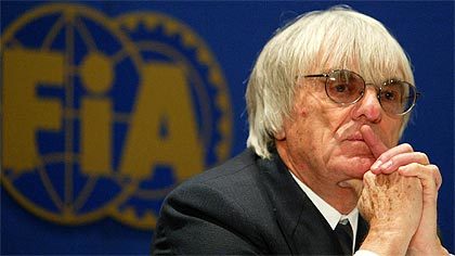 Bernie Ecclestone quiere a Alonso en pista en 2008