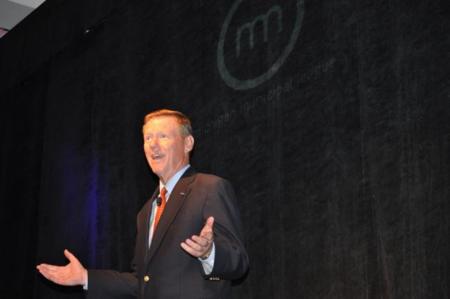 Edsel Ford II dice que Mulally no se va de su compañía
