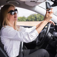 Hay una gran razón por la que debes usar los lentes de sol correctos para conducir: prevenir enfermedades oculares