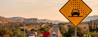 Qué significa la señal de un auto con puntos y qué debes hacer si te la encuentras