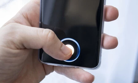 Con este truco podrás evitar que tu sensor de huellas en pantalla emita demasiada luz por las noches