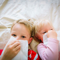 Cómo prevenir el contagio entre hermanos cuando uno de ellos está enfermo