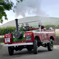 Alternativa loca al precio del diésel por las nubes: hacer que tu viejo 4x4 funcione con carbón