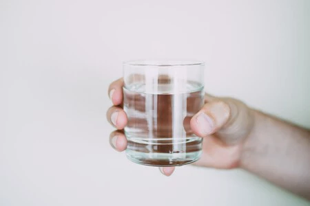 Mantente bien hidratado en este calor: estas son las únicas dos bebidas saludables aparte del agua, según Harvard