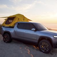 La Rivian R1T sigue siendo una pick-up eléctrica de 750 CV, pero ahora se camperiza con cama, cocina y fregadero