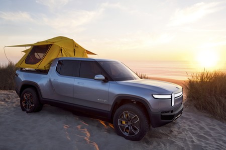 La Rivian R1T sigue siendo una pick-up eléctrica de 750 CV, pero ahora se camperiza con cama, cocina y fregadero