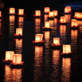 El Día de los Muertos japonés se celebra en verano, y es un alegre festival lleno de luz y un altar con berenjenas y pepinos 