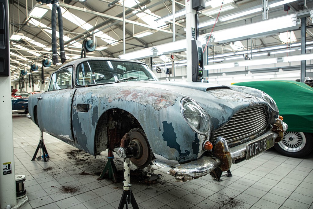 Compró un Aston Martin DB5 por poco más de 1.000 euros, lo dejó olvidado medio siglo y ahora vale más de un millón 