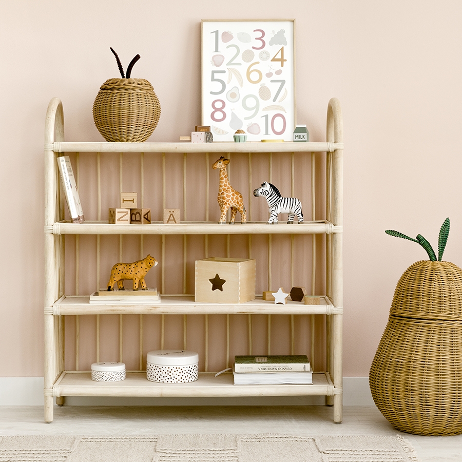 Estantería de ratán con formas curvadas y un diseño folk con un aire romántico.