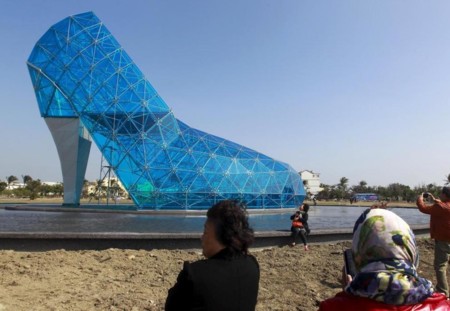 Esta iglesia cristiana tiene forma de zapato de tacón gigante