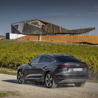 El calor fríe las baterías de los coches eléctricos: estos son los que menos autonomía pierden en verano