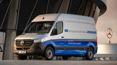 La Mercedes-Benz eSprinter llega a España: una furgoneta eléctrica de hasta 168 km de autonomía desde 53.050 euros