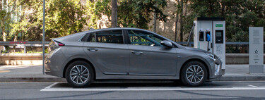 Todas las multas que te pueden poner por aparcar en un punto de carga para coches eléctricos (incluso con un coche eléctrico) 