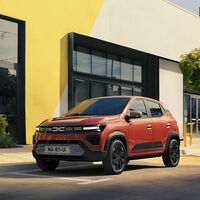 No hay un coche eléctrico más barato que el Dacia Spring: ahora está más equipado pero sigue costando menos de 18.000 euros