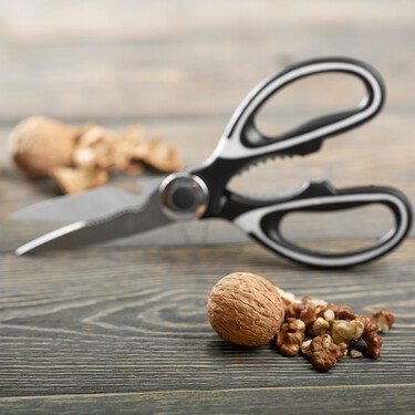 El secreto que esconden tus tijeras de cocina: por qué tienen un hueco en el centro y para qué sirve 