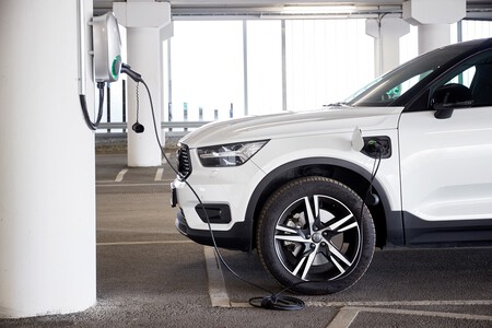 Instalar un punto de recarga para coche eléctrico en una comunidad de vecinos: todo lo que necesitas saber