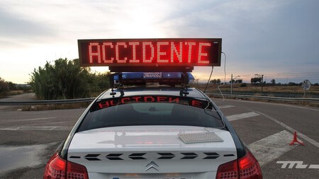 Coche de Guardia Civil de tráfico señalizando un accidente