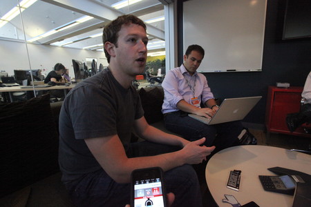 Zuckerberg cambia de opinión: Facebook sí podría ser un medio de comunicación, pero no uno convencional