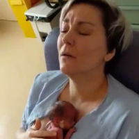 El vídeo del momento exacto en que una madre se enamora por siempre de su bebé prematuro 