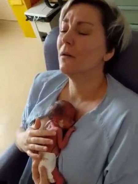 El vídeo del momento exacto en que una madre se enamora por siempre de su bebé prematuro