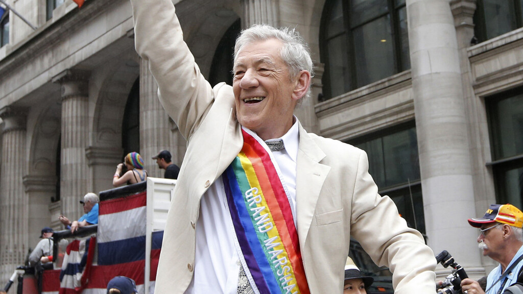 Ian McKellen asegura que Alec Guinness le pidió que dejara de defender al colectivo LGTB. "Suplicó que me retirara"