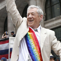 Ian McKellen asegura que Alec Guinness le pidió que dejara de defender al colectivo LGTB. "Suplicó que me retirara" 